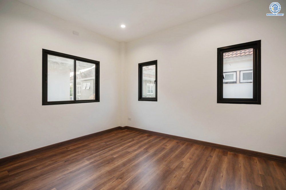 บ้านมือสองตกแต่งใหม่ โครงการ บุรีรมย์ วัดพระเงิน หน้าบ้านไม่ชนใคร เนื้อที่ 37.1 ตร.ว. ฟังก์ชัน 3 ห้องนอน 2 ห้องน้ำ 1 ที่จอดรถ พื้นที่ใช้สอยกว้างขวาง เดินทางสะดวกสบาย บนทำเลเชื่อมต่อถนนกาญจนาภิเษก ใกล้เซ็นทรัลเวสต์เกต โครงการรถไฟฟ้าสายสีม่วง "สถานีตลาดบางใหญ่" และทางด่วนศรีรัช...